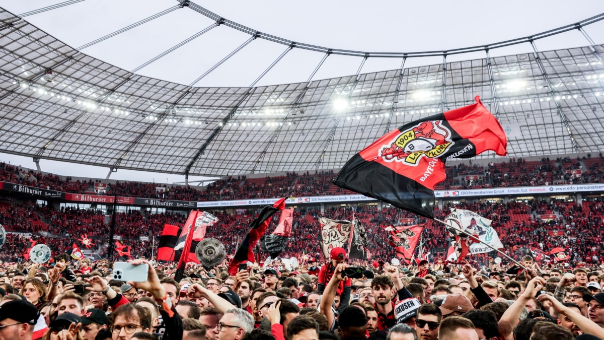 Invasión de campo de los aficionados del Bayer Leverkusen tras conquistar su primera Bundesliga.