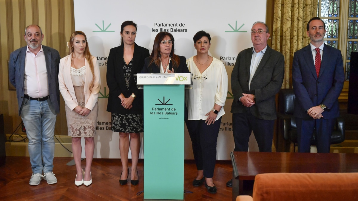 La nueva portavoz parlamentaria de Vox de Baleares, Manuela Cañadas, en una rueda de prensa junto al resto de cargos del partido, este lunes en el Parlament