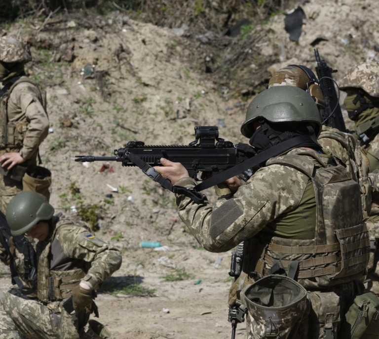 Los estudiantes ucranianos recibirán formación militar obligatoria a partir de 2025