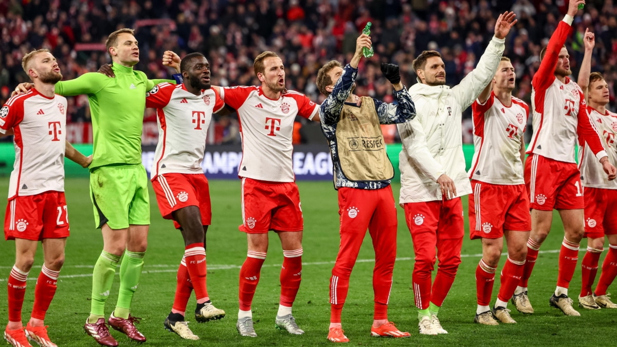 Los jugadores del Bayern celebran con sus seguidores después de la final del cuarto de la Liga de Campeones de la UEFA