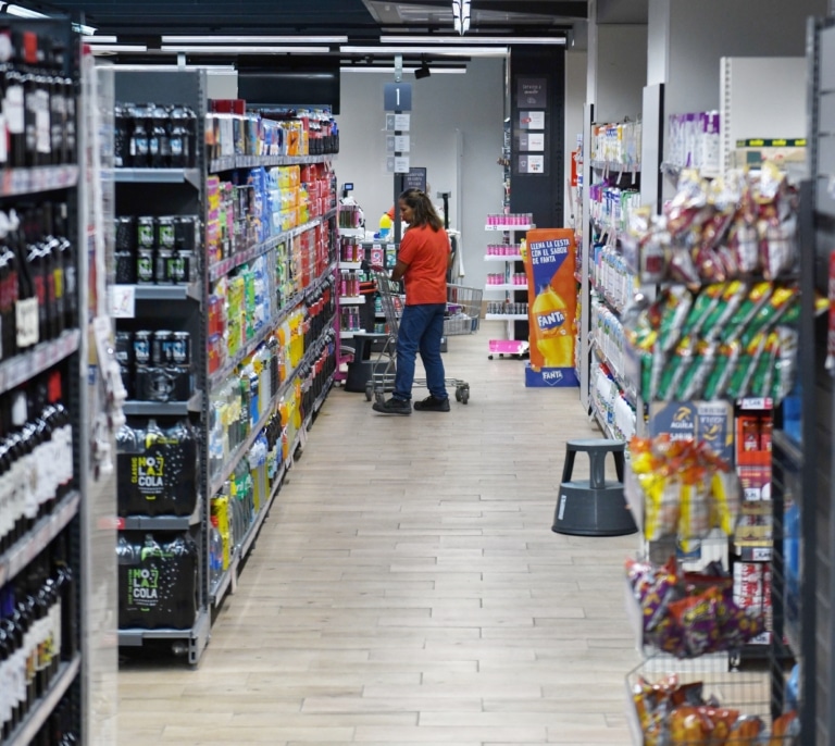 Cervezas, refrescos y aguas: el último nicho que resiste al auge de la marca blanca en los supermercados