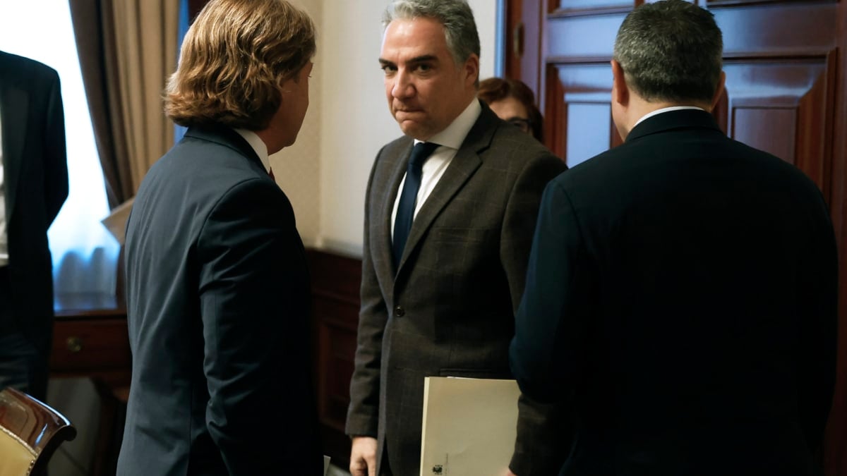 El vicesecretario de Coordinación Autonómica y Local del PP Elías Bendodo (c), a la llegada esta mañana a la reunión de la Mesa del Congreso