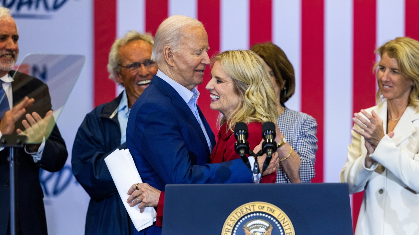 El presidente de EEUU, Joe Biden, abraza a Kerry Kennedy en un acto en Filadelfia