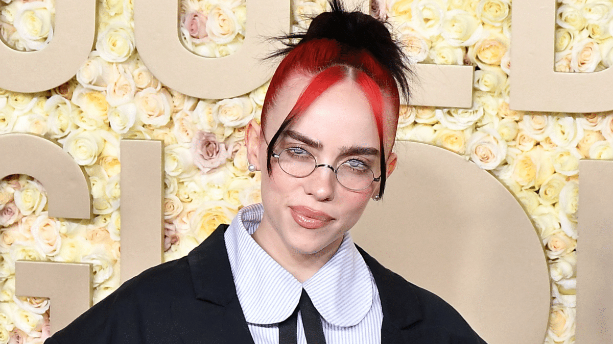 Billie EIlish posa en la alfombra roja de los Globos de Oro 2024.