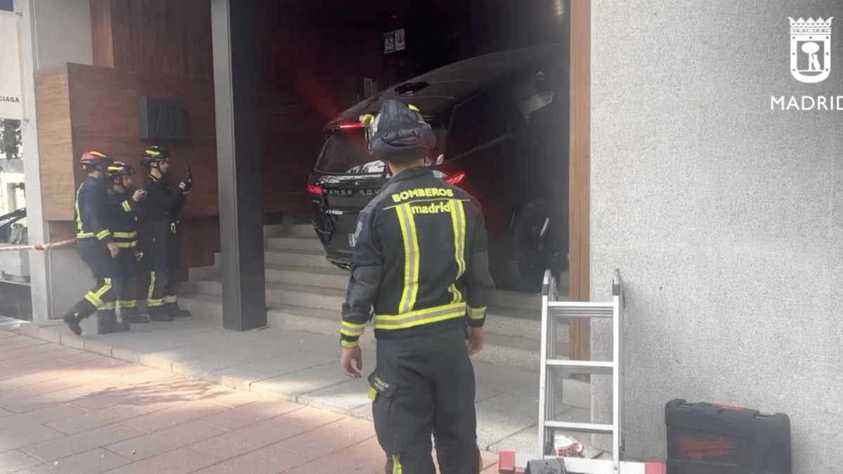 Un todoterreno se cuela en un portal con escalera de la calle Lagasca de Madrid