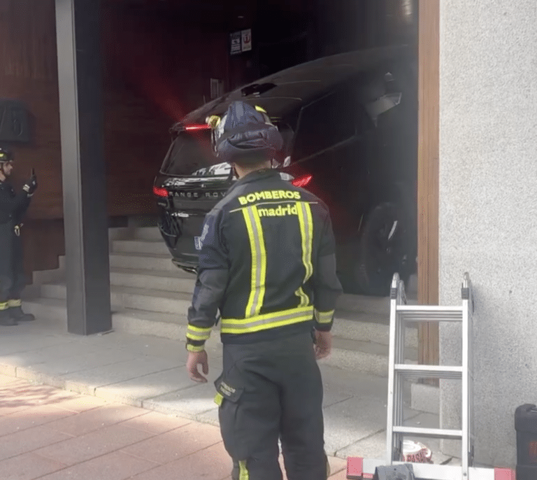 Un todoterreno se cuela en un portal con escalera de la calle Lagasca de Madrid