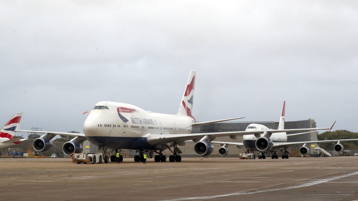 Los dos últimos aviones Boeing 747-400 de British Airways se preparan para el último vuelo desde el aeropuerto de Heathrow