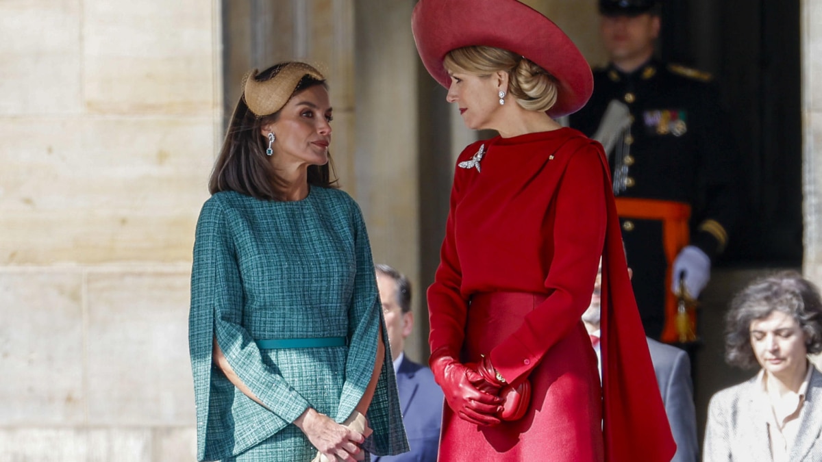 La reina Máxima conversa con la reina de España, Letizia, durante la ceremonia de bienvenida en la Plaza Dam de Ámsterdam.