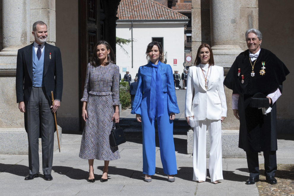 Los reyes de España, Felipe VI y Letizia, llegan acompañados por la presidenta de la Comunidad de Madrid, Isabel Díaz Ayuso, la alcaldesa de Alcalá de Henares, Judit Piquet, y el rector de la Universidad de Alcalá de Henares, José Vicente Saz, para presidir la ceremonia de entrega del Premio Cervantes.