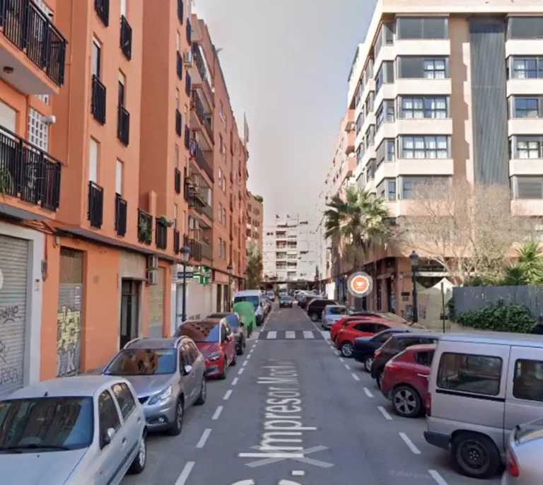 Encuentran el cadáver de un hombre sepultado bajo toneladas de basura en una vivienda en Valencia