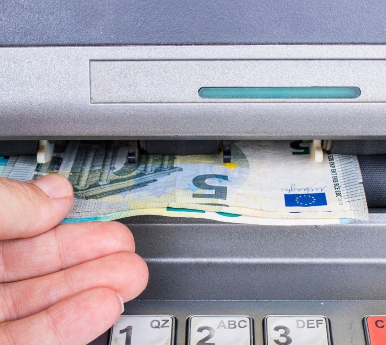 El año récord de la gran banca acaba con el cierre de 147 oficinas y menos empleados en España