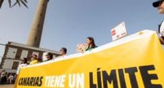 Miles de manifestantes protestan contra el turismo en Canarias bajo el lema 'Canarias tiene un límite'