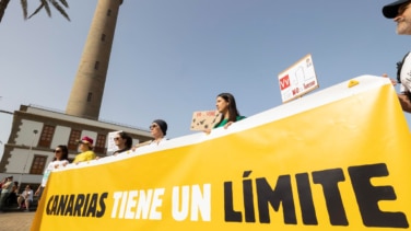 Miles de manifestantes protestan contra el turismo en Canarias bajo el lema 'Canarias tiene un límite'