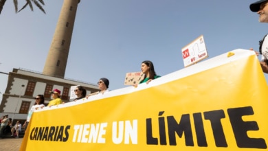 Miles de manifestantes protestan contra el turismo en Canarias bajo el lema 'Canarias tiene un límite'