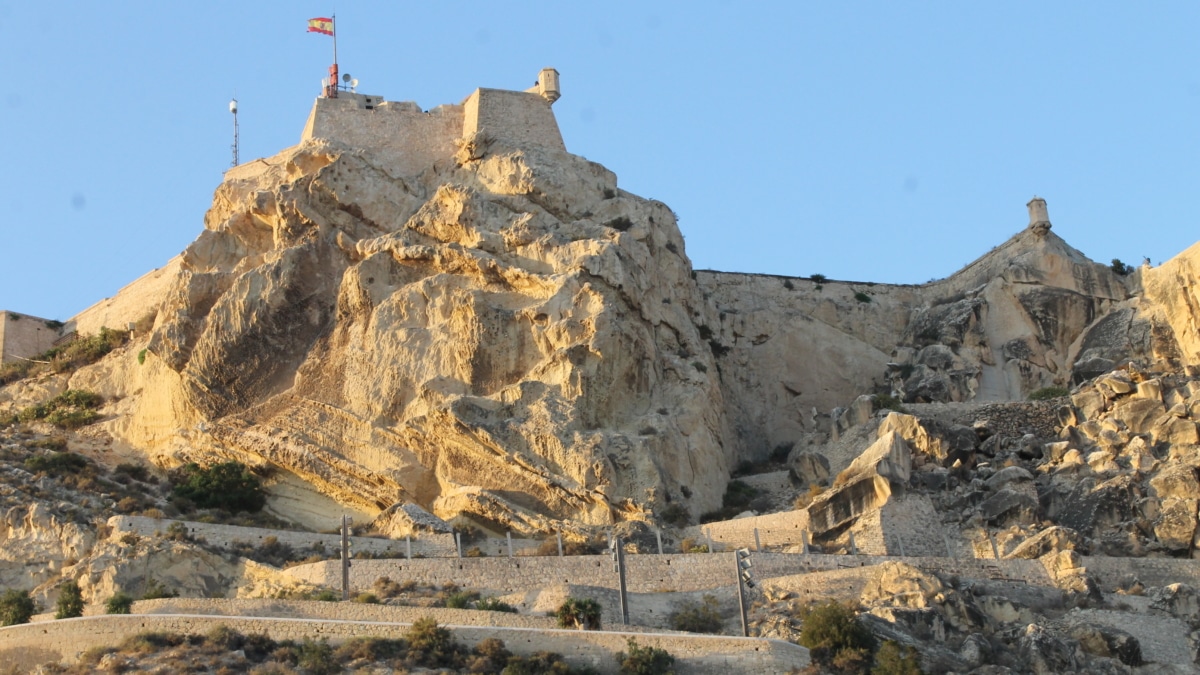 Muere una mujer tras caerse en el Castillo de Santa Bárbara