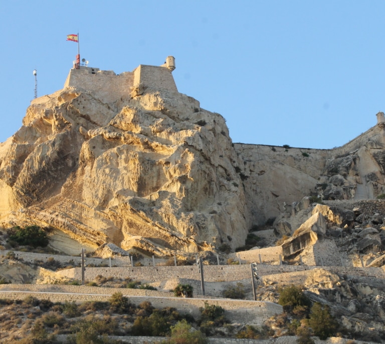 Muere una mujer tras caerse en el Castillo de Santa Bárbara