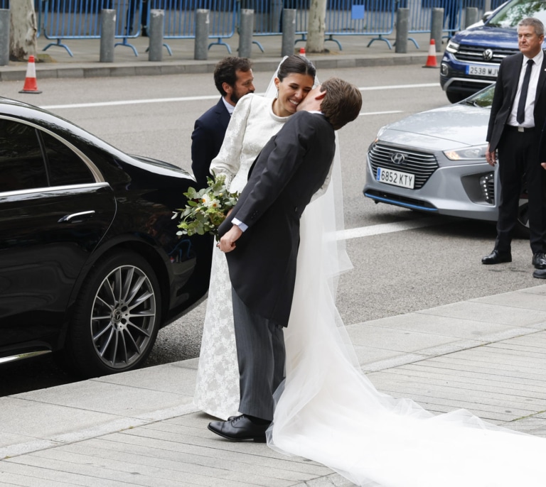 La boda de Almeida y Teresa Urquijo: del abrazo de Juan Carlos a los vítores a Ayuso