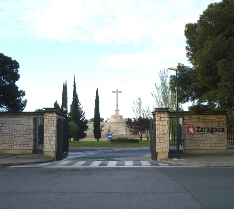 Encuentran sobre la lápida de un cementerio el cadáver de una mujer desaparecida en Año Nuevo en Zaragoza