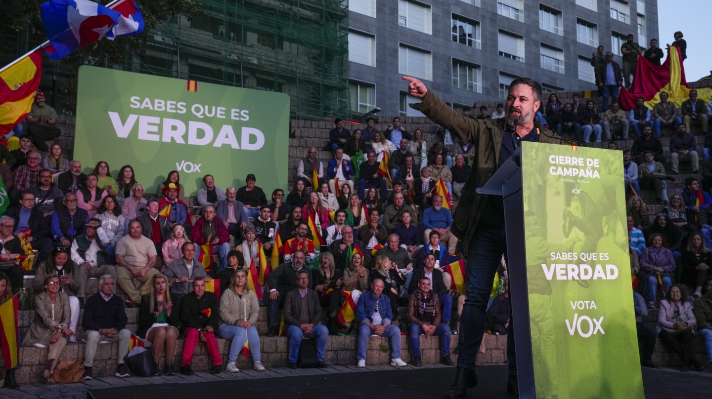 El presidente de Vox, Santiago Abascal, participa en el cierre de campaña del partido en Vitoria
