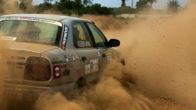 La DGT prohíbe que lleves estas pegatinas en tu coche