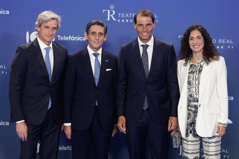 El tenista Rafa Nadal (2d), y su esposa, Xisca Perelló (d), junto al presidente ejecutivo de Telefónica, José María Álvarez-Pallete (2i), a su llegada a la gala conmemorativa del centenario de Telefónica, este viernes en Madrid