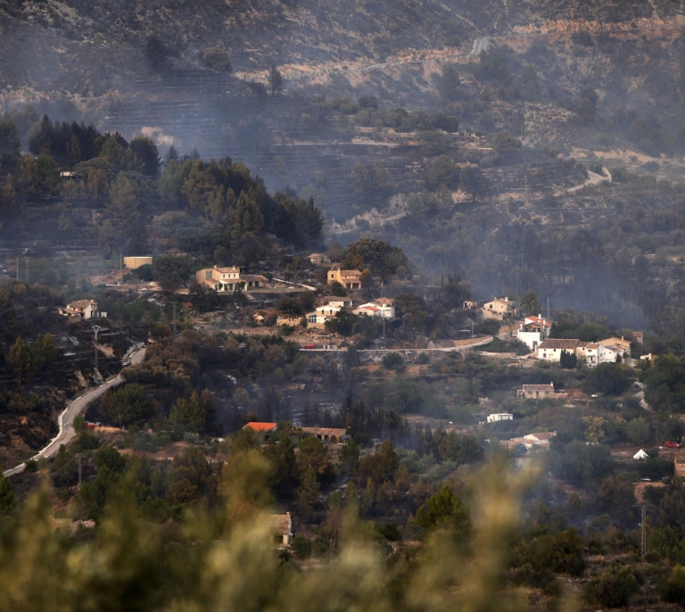 800 hectáreas quemadas en el incendio de Tárbena (Alicante)