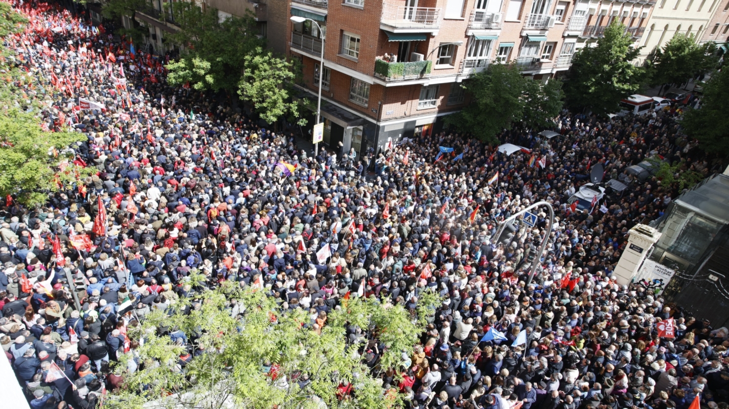 -FOTODELDIA- MADRID, 27/04/2024.- Simpatizantes del PSOE se concentran en los alrededores de la sede socialista de Ferraz para mostrar su apoyo al presidente del Gobierno, Pedro Sánchez, en el marco de la celebración de un Comité Federal del partido, este sábado en Madrid. EFE/Fernando Alvarado