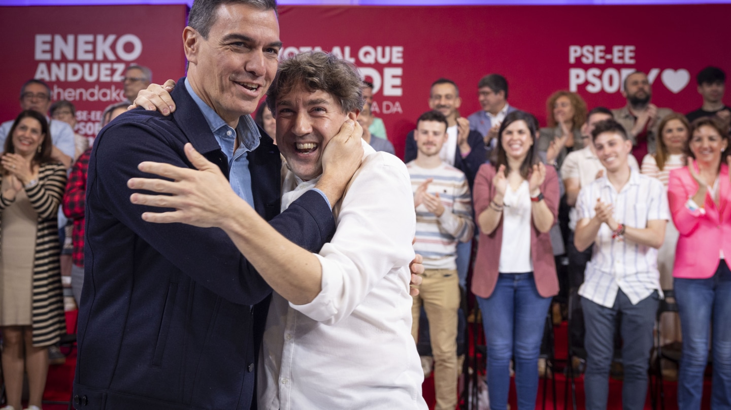 SAN SEBASTIÁN, 13/04/2024.- El presidente del Gobierno y secretario general del PSOE, Pedro Sánchez, ha vuelto a intervenir este sábado en la campaña vasca con un acto electoral en San Sebastián en el que arropará al candidato a lehendakari, Eneko Andueza (d). EFE/Javier Etxezarreta