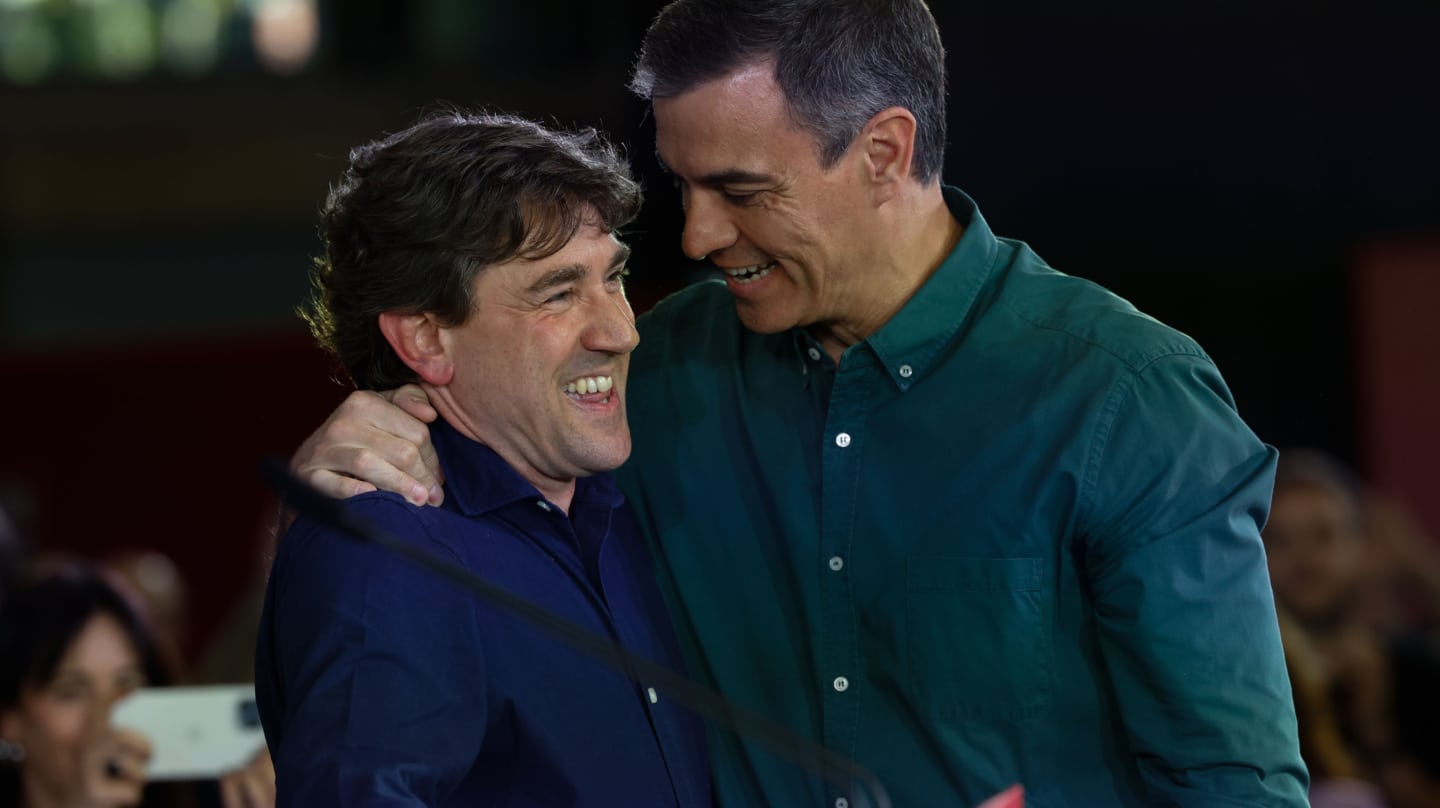 -FOTODELDÍA- BILBAO, 19/04/2024.- El presidente del Gobierno, Pedro Sánchez (d) y el candidato socialista a lehendakari, Eneko Andueza durante el acto de cierre de campaña del PSOE-PSE de cara a las elecciones vascas, este viernes en Bilbao. EFE/ Miguel Toña