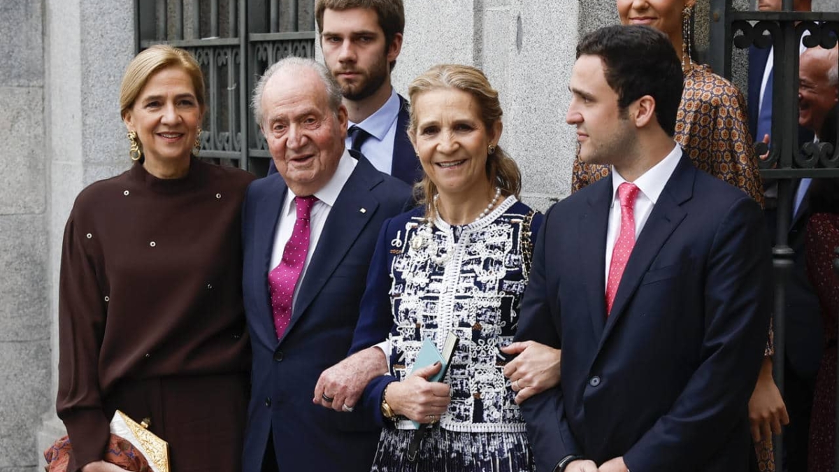 El rey emérito Juan Carlos, junto a las infantas y sus nietos.