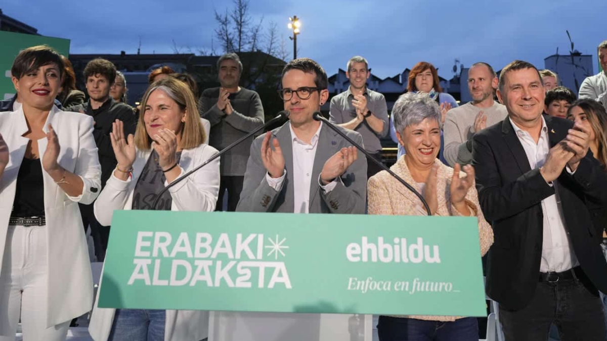 Ochandiano -centro-, en el arranque de la campaña de Bildu,