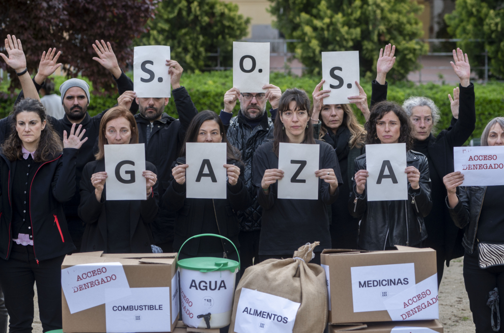 Decenas de personas con carteles durante el acto en el que varias ONG piden garantizar el acceso humanitario a la Franja de Gaza