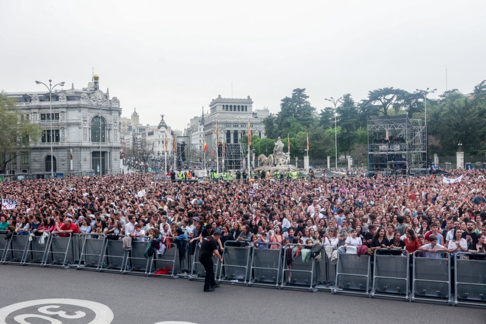 Asistentes al concierto de la Fiesta de la Resurrección, celebrado este sábado en la plaza de Cibeles, en Madrid.