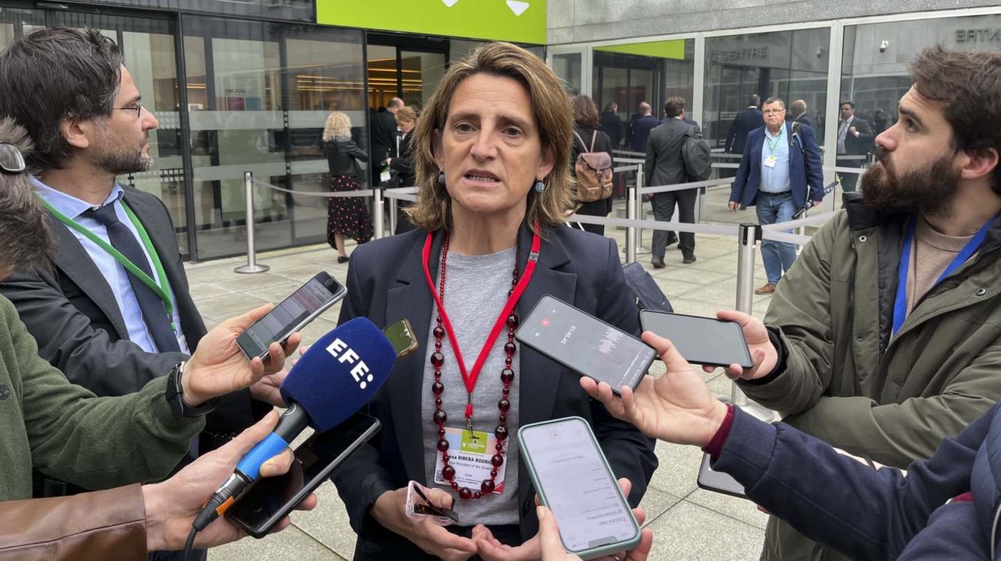 BRUSELAS, 12/04/2024.- La vicepresidenta tercera y ministra para la Transición Ecológica de España, Teresa Ribera, cuyo nombre suele aparecer en las quinielas para ser la comisaria española en el próximo Ejecutivo europeo, dice que tanto en Bruselas como en Madrid estará "muy contenta" de seguir desarrollando agenda climática. "En un sitio o en otro estaré muy contenta", declaró Ribera a la prensa a su entrada al noveno Foro de Cohesión que se celebra en Bruselas-.EFE/Bruno Fortea Miras