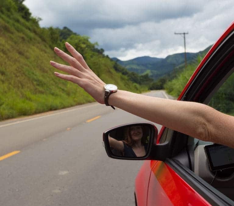 La DGT avisa: conducir con una mano tiene multa