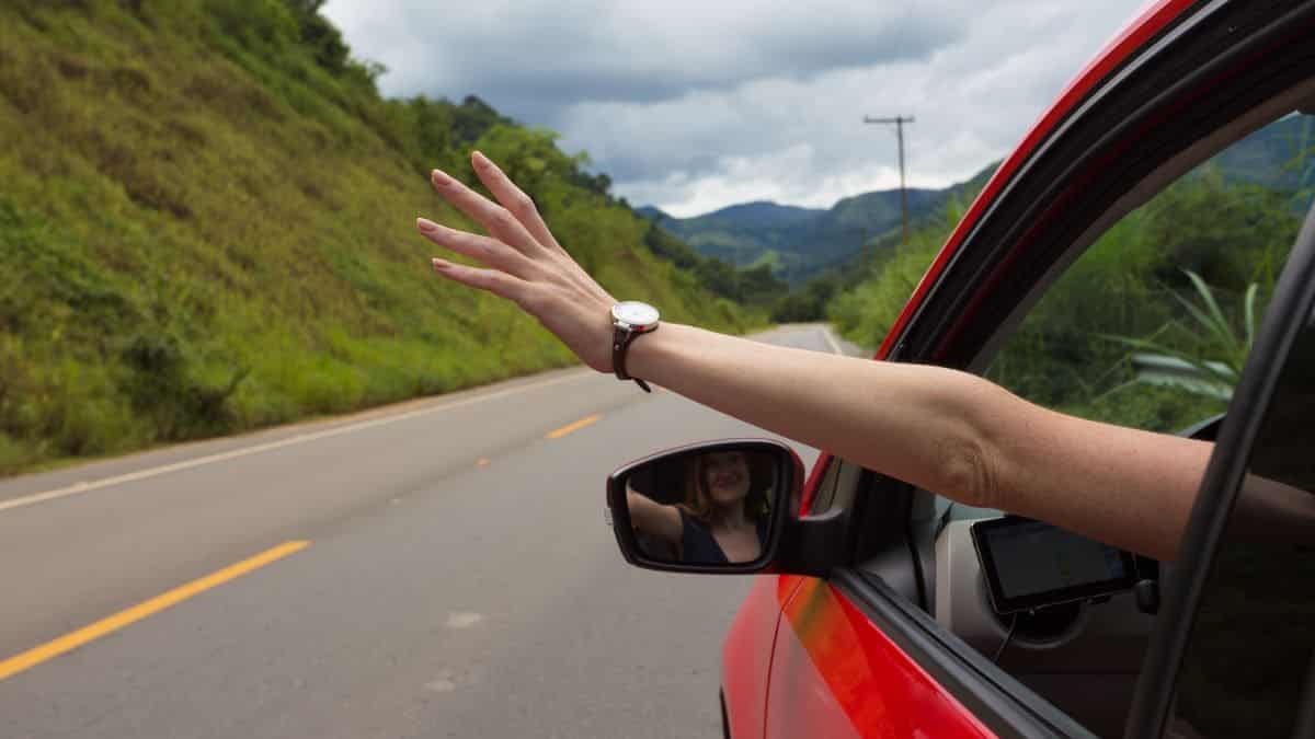 DGT conducir con una mano