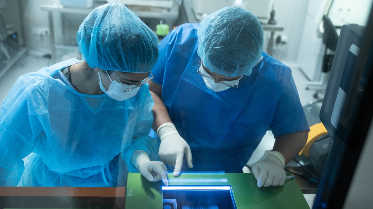 Dos técnicos trabajan en la sala de criopreservación de células el Hospital Clínic, a 28 de septiembre de 2023