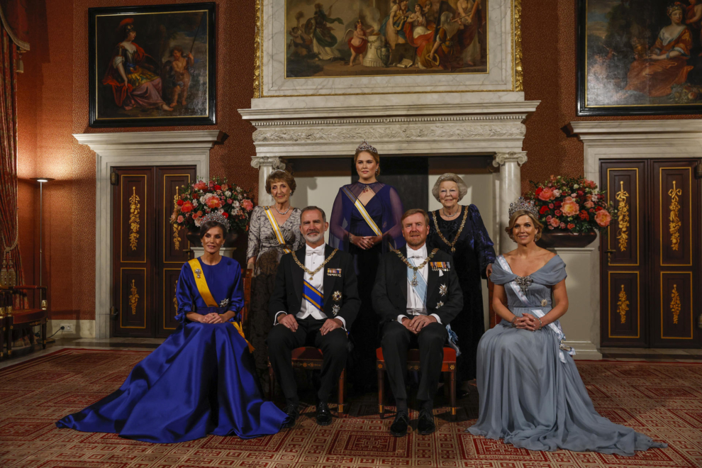 Los reyes de España, Felipe VI y Letizia, junto a los reyes de los Países Bajos, Guillermo Alejandro y Máxima, la reina emérita de los Países Bajos Beatriz, la princesa heredera Catalina Amalia de Orange y la princesa Margarita durante la cena de gala con motivo de su visita de Estado al país