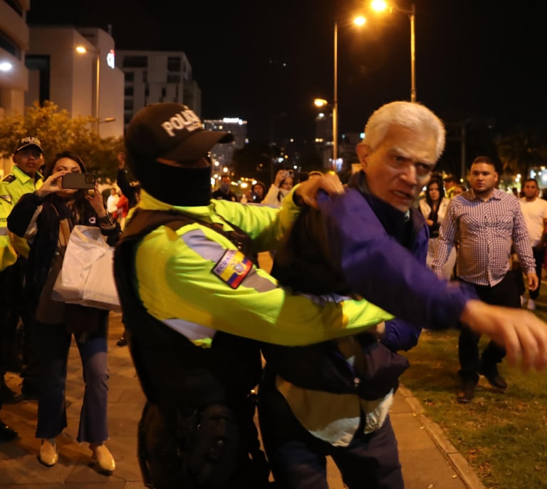 México suspende relaciones con Ecuador tras el asalto policial a su embajada en Quito