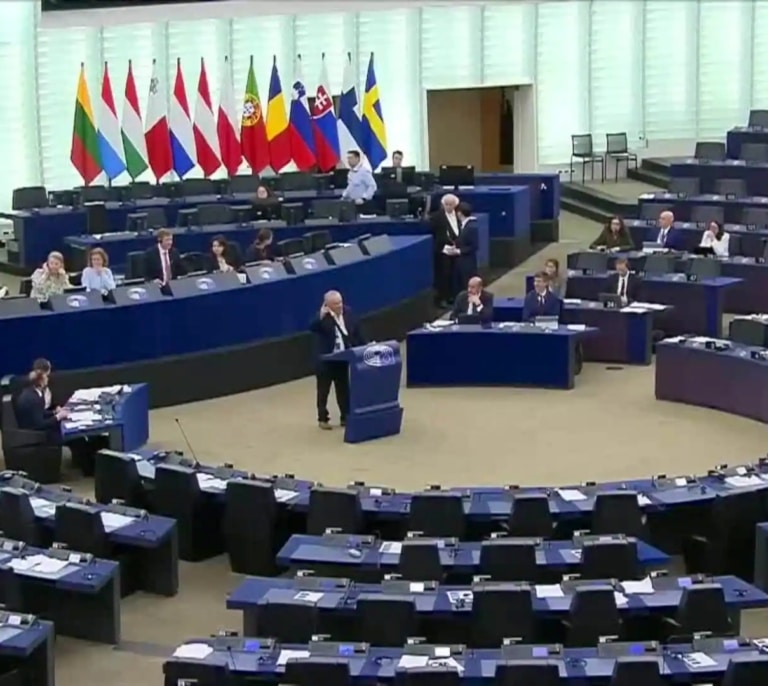 Un eurodiputado suelta una paloma en pleno hemiciclo del Parlamento para pedir la paz en Europa