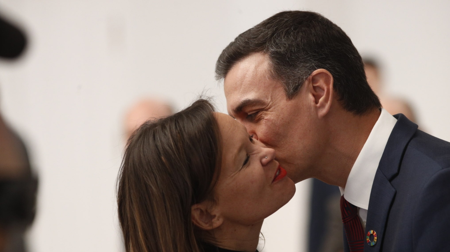 El presidente del Gobierno, Pedro Sánchez, saluda al exministra y actual directora de Desarrollo Internacional de ISGlobal, Leire Pajín, durante la presentación del Consejo Asesor de Desarrollo Sostenible. Eduardo Parra / Europa Press (Foto de ARCHIVO) 26/2/2019