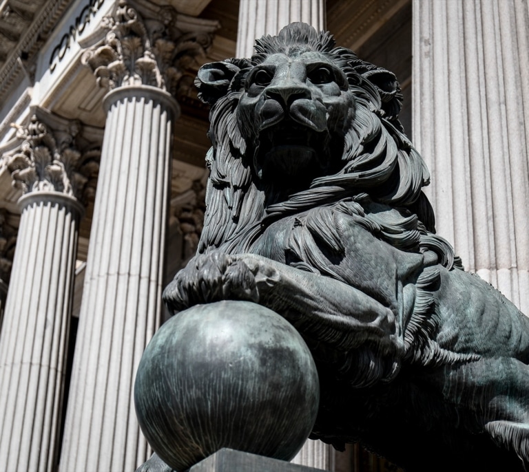El curioso origen de los nombres de los leones del Congreso de los Diputados