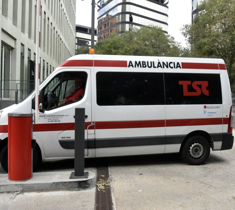 Un autobús se empotra contra la fachada de un hotel y deja seis heridos, uno de ellos grave, en Barcelona