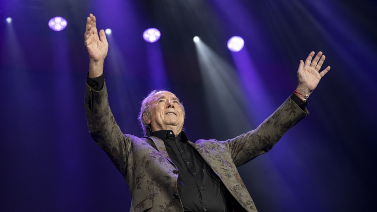 Serrat, en el último concierto de su gira mundial de despedida en el Palau Sant Jordi de Barcelona, en diciembre de 2022