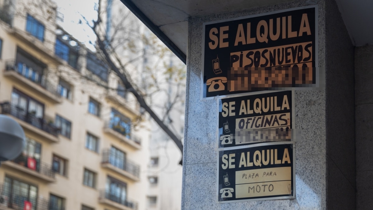 Carteles de 'Se alquila' pegados en un edificio.