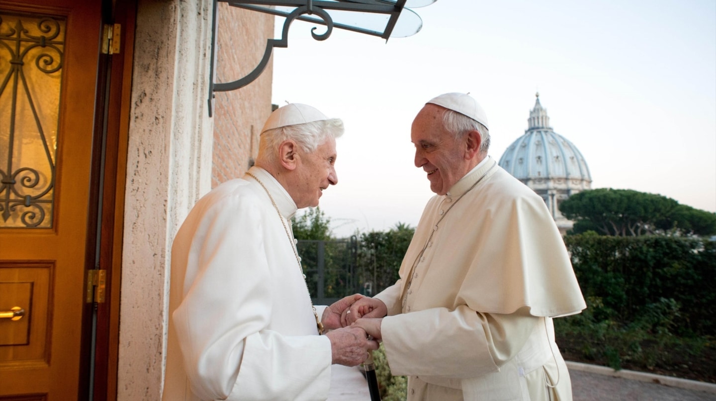 El Papa emérito Benedicto XVI y el Papa Francisco en enero de 2020.