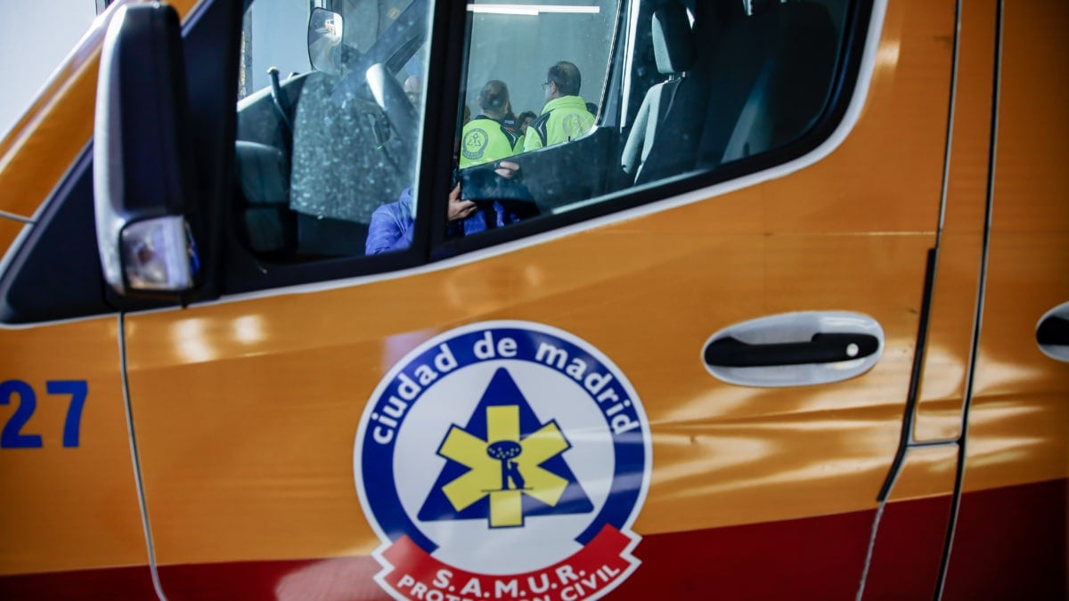 Una ambulancia en el exterior de la base de SAMUR-Protección Civil