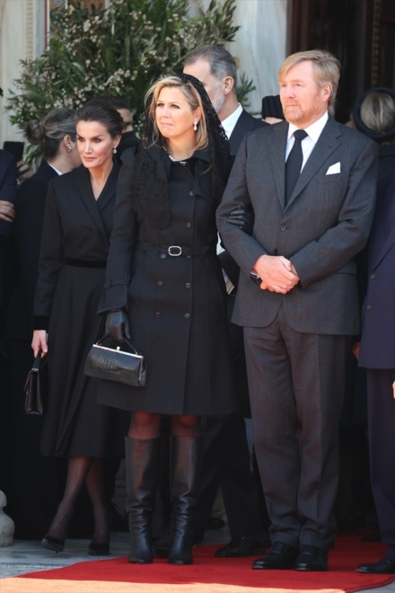 La reina Letizia, la reina Máxima y el rey Guillermo Alejandro a la salida funeral por el rey Constantino de Grecia en la Catedral Metropolitana de Atenas.
