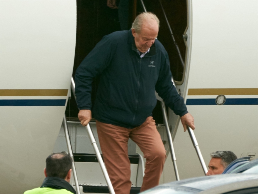 El rey emérito baja del avión en Vitoria en abril de 2023. 