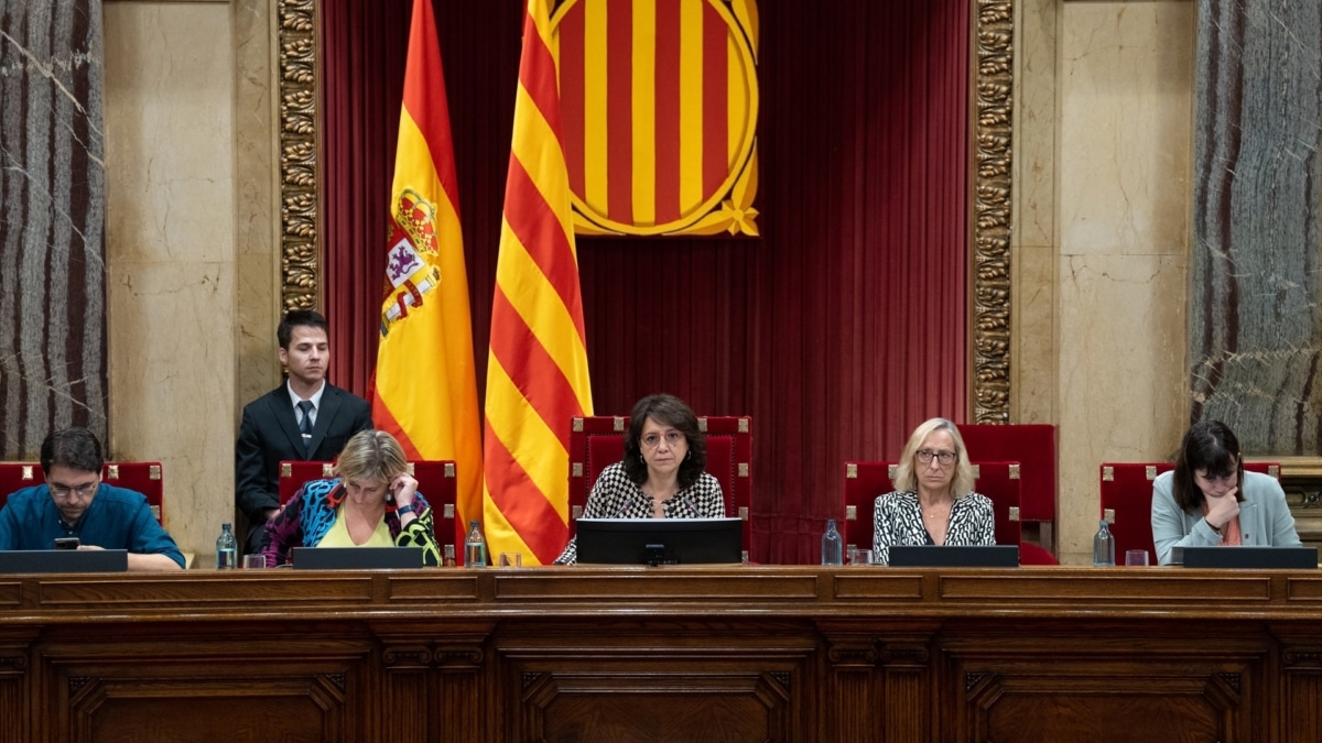 La presidenta del Parlament, Anna Erra, durante una sesión plenaria